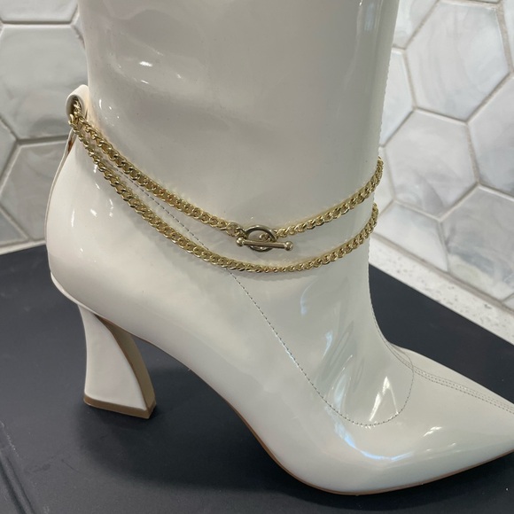 Charles By Charles David LUGO Gold Chain Booties White Size 7 Brand New! Sleek - Picture 2 of 12